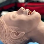 Manechin ce imita un cadavru, abandonat pe trotuar din Buzău: doi adolescenți, sancționați de oamenii legii