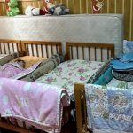 INUMAN! Copii cu dizabilităţi ţinuţi în condiţii mizere în centre din Târgu Mureş FOTO