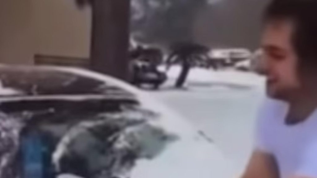 Un tată și-a folosit bebelușul ca să șteargă zăpada de pe mașină. Filmarea a stârnit un val de furie - VIDEO