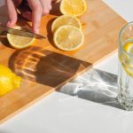 Ce se întâmplă cu pielea de pe față dacă bei constant apă cu lămâie. Lămâia e o sursă bogată de vitamina C