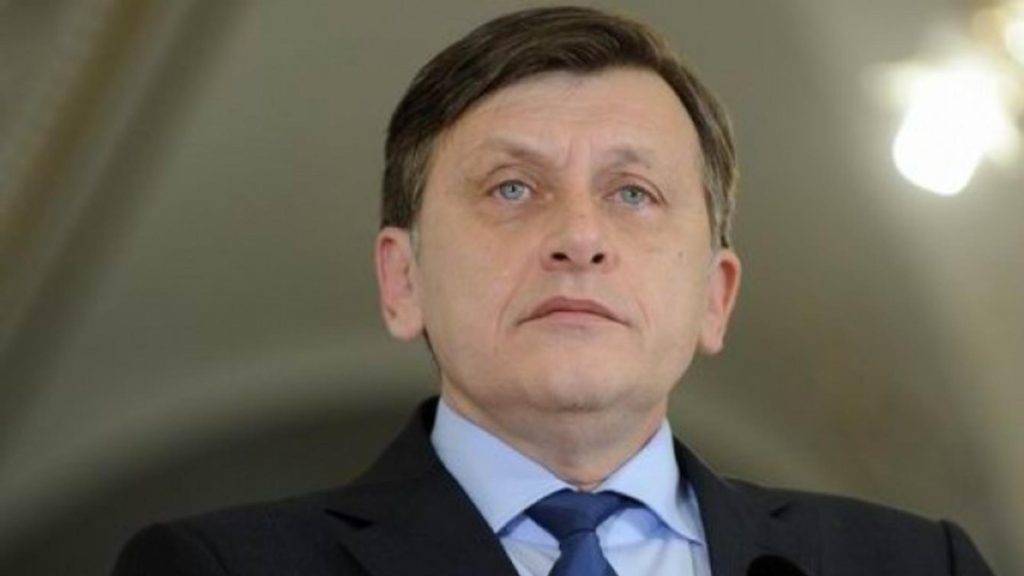 Coaliția l-a scos pe Crin Antonescu "de la naftalină", dar l-a uitat în geam. Ciolacu și Bolojan au AMUȚIT după suspendarea candidatului comun la prezidențiale