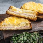 Croque Monsieur. Rețetă de sandviș cald, din bucătăria franceză. Cum prepari micul dejun rapid