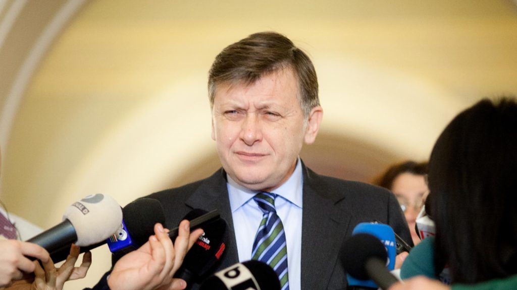 Crin Antonescu a avut blocat postul de profesor titular de istorie timp de 24 de ani, la un liceu din Tulcea