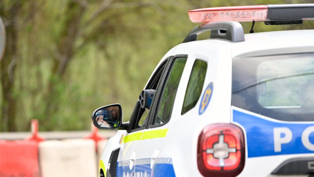 Prins de radar cu 163 km/h în oraș, a fugit de poliție până a comis un accident, apoi s-a ascuns în cimitir. Pedeapsa primită - FOTO