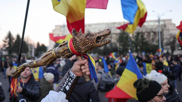 "Marea unire juridică" - Demers fără precedent pentru reluarea turului 2 al prezidențialelor. Moment crucial, astăzi, la CCR