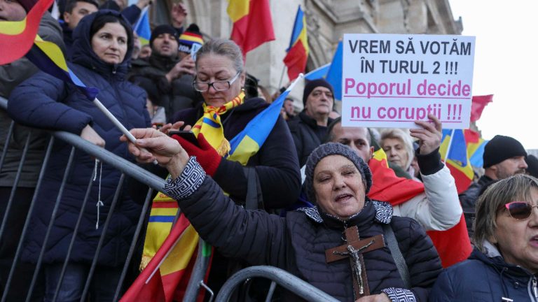 ACUM: Proteste masive în București, în Arad și alte orașe din România. Oamenii vor Turul 2 înapoi