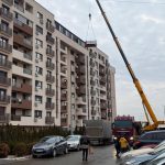 Românii sunt inventivi! Jacuzzi ridicat cu macara la etajul 8: „Merită și ele momente de relaxare”