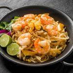 Pad Thai cu creveți. Rețetă din bucătăria asiatică. Trucul pentru creveți fragezi