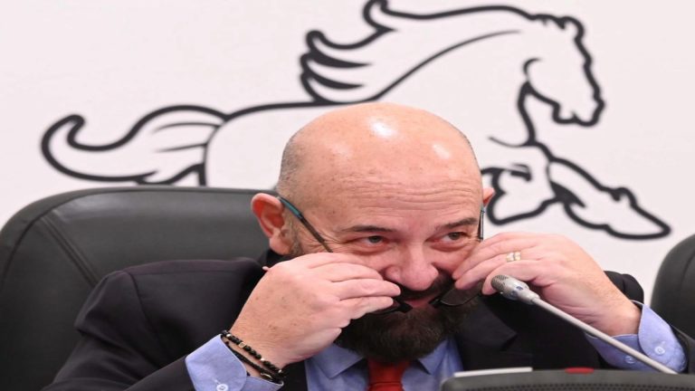 Piedone se leapădă de PSD: fostul primar de la 5 schimbă trandafirii cu căluțul 