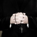 Homosexualii pot deveni preoţi în Biserica Catolică, dacă respectă cu stricteţe celibatul