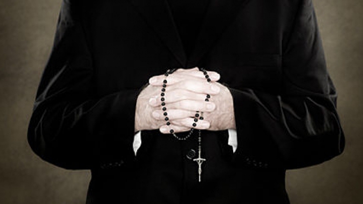 Homosexualii pot deveni preoţi în Biserica Catolică, dacă respectă cu stricteţe celibatul