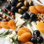 Alimente care îți sabotează somnul și te fac să te îngrași. Rețeta ideală pentru cinǎ, recomandată de un nutriționist