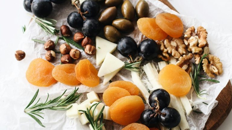 Alimente care îți sabotează somnul și te fac să te îngrași. Rețeta ideală pentru cinǎ, recomandată de un nutriționist