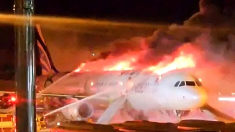 VIDEO: Foc și panică pe pistă: Un avion cu 176 de oameni bord a fost cuprins de flăcări