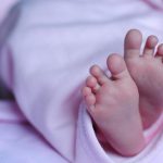 Povestea femeii care a născut pe stradă un bebeluș fără semne vitale. Informații cu impact emoțional