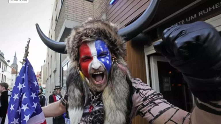 Bizonul QAnon, grațiat de Donald Trump: „Am primit grațierea, baby! Acum să-mi cumpăr niște arme!!!”