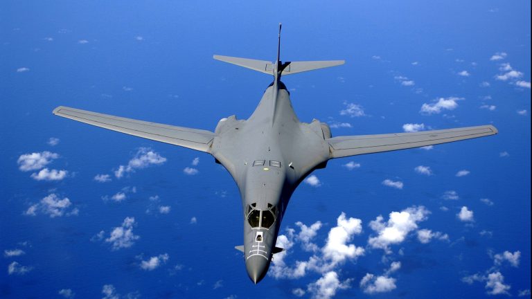 Un avion-spion misterios patrulează cerul României de ore întregi. Datele Bombardierului Challenger 650 au fost ascunse