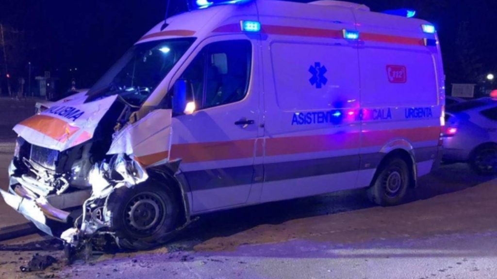 Copil de 16 ani, implicat într-un accident auto. A intrat cu mașina într-o ambulanță care transporta un pacient