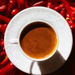 Condimente recomandate pentru cafea. Ce poți pune în ceașca ta, pentru o aromă aparte și beneficii pentru sănătate. Le ai pe toate în bucătărie
