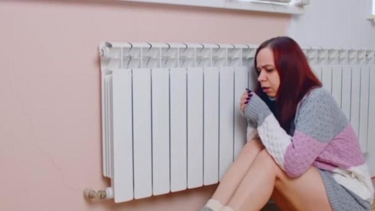 Sute de mii de oameni plătesc căldura pe care nu o au în casă. Cum să îți recuperezi banii pe facturile umflate