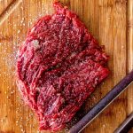 Ce trebuie să faci cu carnea înainte de preparare ca să devină fragedă. Trucul pe care trebuie să-l cunoască toate gospodinele