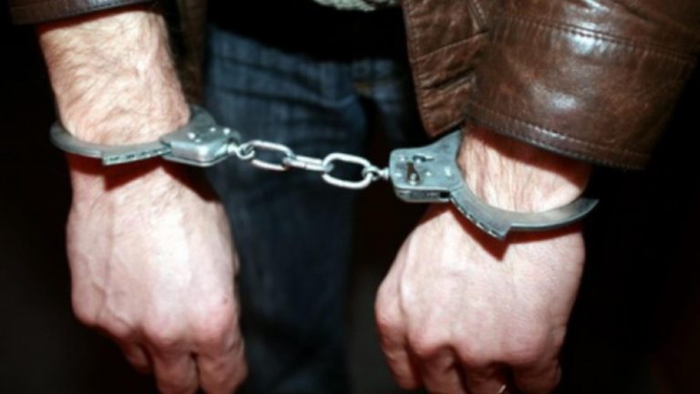 Doi bărbaţi, reținuți în dosarul polițiștilor agresați din Sintești. O a treia persoană este căutată în continuare