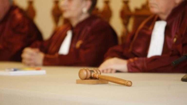 Artizanții loviturii de stat, somați să dea explicații. Peste 10.000 de notificări pentru reluarea turului 2, depuse la CCR: DECIZIA, așteptată într-o ședință de urgență