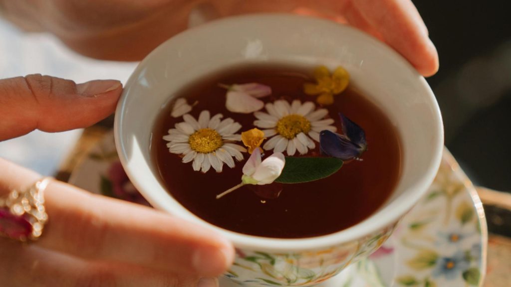 Ceaiul care ar putea ajuta la reducerea stresului. Este un elixir pentru sănătate și conține doar o banală plantă