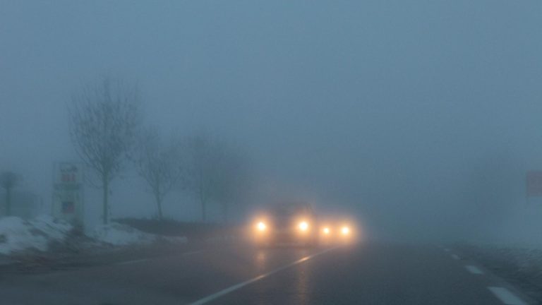Vizibilitate scăzută sub 100 de metri pe A3 din cauza ceţii! Traficul rutier se desfăşoară pe carosabilul umed