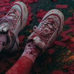 O tânără mamă a fost găsită MOARTĂ la duș. Copilul de 2 ani se afla, în casă, în stare avansată de deshidratare