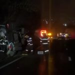 Cisternă cu peste 30 de tone de combutibil, răsturnată pe șosea, în Suceava. Două persoane au avut nevoie de îngrijiri medicale VIDEO