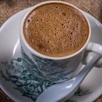 De ce nu trebuie să-ți reîncălzești niciodată cafeaua: riscuri pentru sănătate și gust
