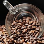 Cum se păstrează corect cafeaua pentru o aromă inconfundabilă: de ce nu sunt bune recipientele transparente