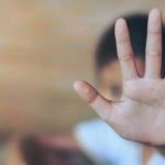 Băiat de 7 ani din Iași, bătut de tatăl său cu o scândură până a ajuns în spital! Medicii sunt șocați