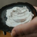 Cremă de față preparată în casă, din produse naturale. Fără coloranți sau conservanți. Hidratează profund și reduce porii dilatați