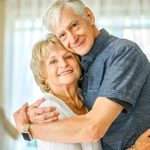 Ce fac cuplurile care rămân fericite până la 80 de ani? Psihologii au analizat obiceiurile zilnice care îi țin împreună