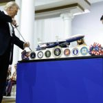 Detalii de la ceremonia de învestire din SUA: Trump a tăiat tortul cu sabia și a dansat pe ritmurile „YMCA”