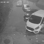 Prăpăd pe o stradă din Alba Iulia. Un tânăr DROGAT a vandalizat mai multe mașini: camerele video au surprins momentul - IMAGINI