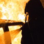Iadul s-a dezlănțuit pe soșea după ce o mașină a luat foc în mers. Traficul a fost paralizat