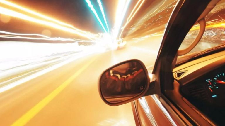 Când este legal să dai flash-uri în trafic. Codul Rutier precizează clar
