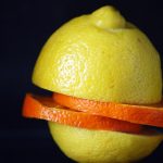 Trucul celor mai iscusite gospodine. Nu mai aruncați cojile de lămâie și portocală: ce beneficii au puse într-un borcan cu oțet