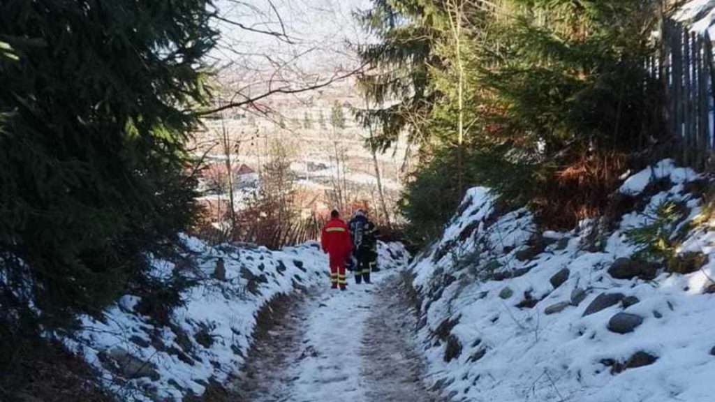 Halucinant! Pompierii, nevoiți să meargă 2 km pe jos pentru stingerea unui INCENDIU la o cabană din județul Hunedoara: drumul, impracticabil pentru autospeciale