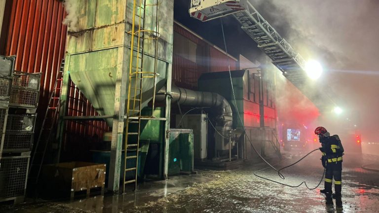 Alertă de INCEDIU la o fabrică de componente auto din Şelimbăr. Aproape 100 de angajați, evacuați de urgență - FOTO