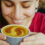 Condimentul pe care trebuie să-l pui în lapte pentru a obține un remediu cu beneficii multiple pentru sănătate