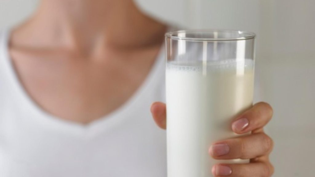 Cât de miraculos se poate dovedi un pahar de lapte pe zi. Ce spun specialiștii despre importanța consumul de lactate