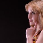 Ce înseamnă când interlocutorul își atinge urechea în timpul unei conversații. Ce trădează acest gest, conform comunicării non-verbale