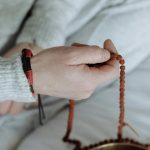 Mantre care te vor ajuta să-ți transformi viața. Cum trebuie rostite și ce trebuie să faci pentru efecte sigure