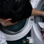 Ce trebuie să pui in mașina de spălat pentru ca rufele sa aibă o culoare vibrantă. Este un simplu ingredient din bucătarie