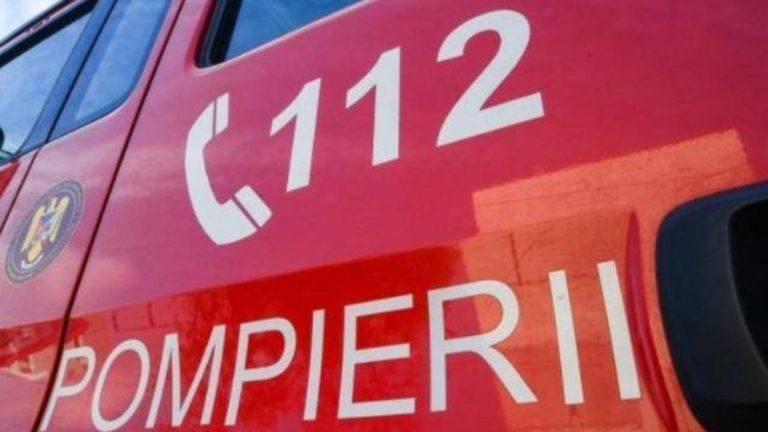 Panică la bloc: băcătăria unui apartament din Brașov, cuprinsă de un INCENIDU. 15 persoane au fost evacuate de pompieri
