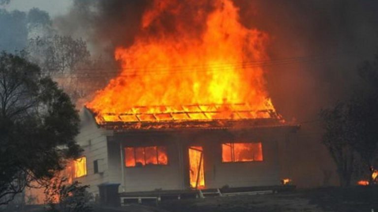 Sfârșit tragic pentru o bătrână din Prahova. A murit în noaptea de Revelion în locuința cuprinsă de flăcări